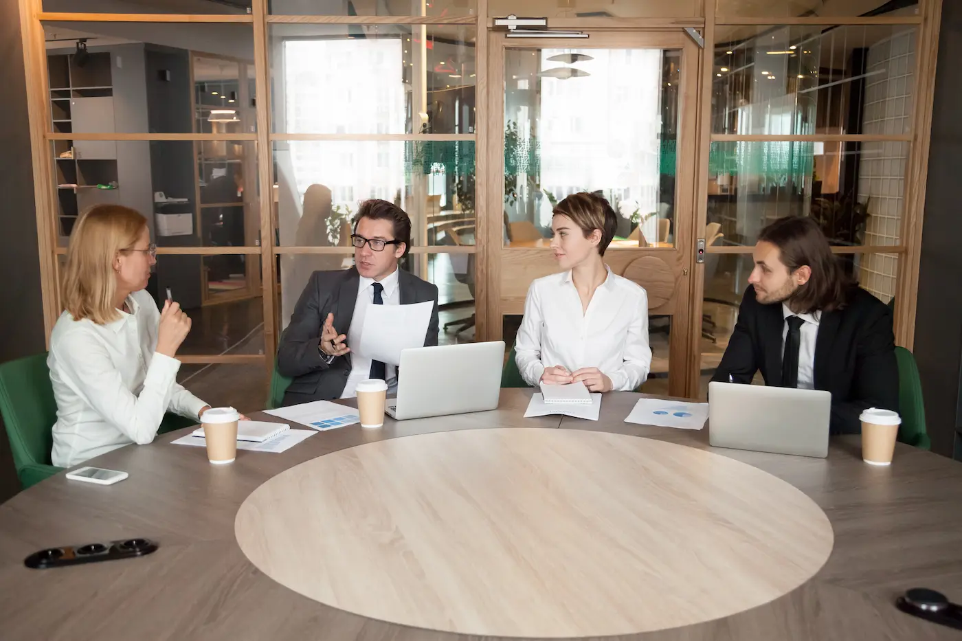 Les différents types de tables de réunion au bureau