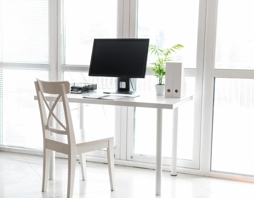 bureaux minimalistes à la maison